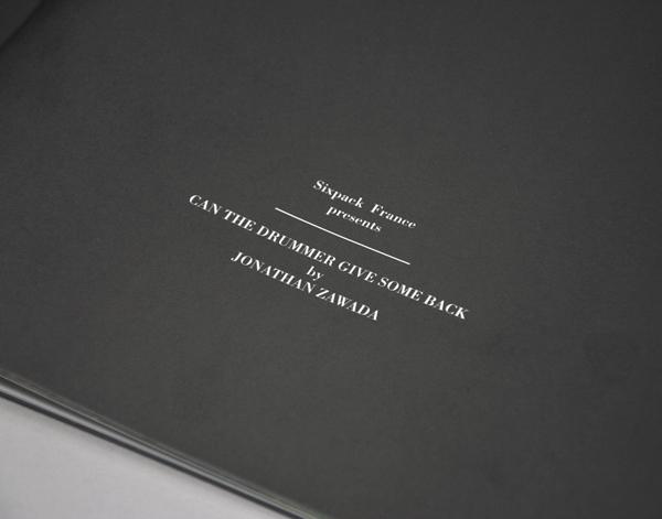 SIXPACK FRANCE PRESENTS CAN THE DRUMMER GIVE SOME BACK – A FANZINE BY JONATHAN ZAWADA
