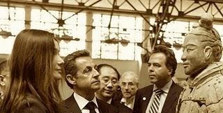 Le gouvernement s'embourbe, l'Europe sombre, Sarkozy s'envole