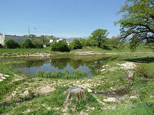 le plan d'eau et le jura au fond