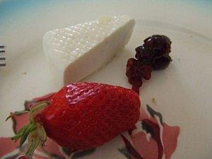 brebis frais fraise et confit de cerises noires