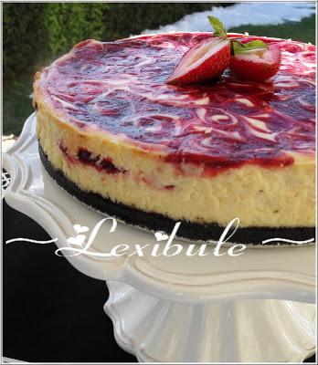 Gâteau au fromage et aux spirales de fraises