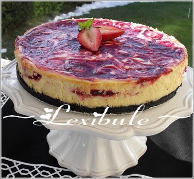 Gâteau au fromage et aux spirales de fraises