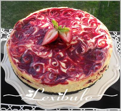 Gâteau au fromage et aux spirales de fraises