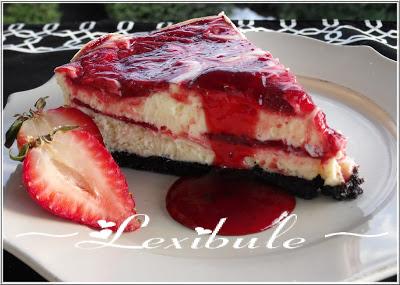 Gâteau au fromage et aux spirales de fraises