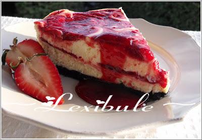 Gâteau au fromage et aux spirales de fraises