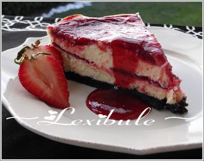 Gâteau au fromage et aux spirales de fraises