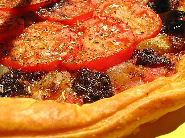 Tarte Feuilletée Echalotes Confites & Tomates au Chutney d'Olives
