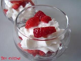 Espumas de yaourt au citron & dés de fraises