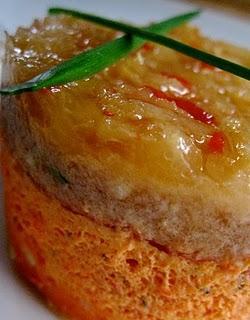 Mousse de thon sur Bavarois de poivrons et Sablé à l'origan, Glaçage sauce Créoline Mousse de thon sur Bavarois de poivrons et Sablé à l'origan, Glaçage sauce Créoline