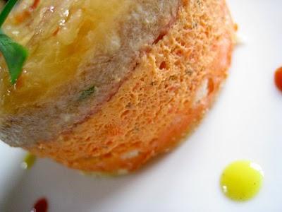 Mousse de thon sur Bavarois de poivrons et Sablé à l'origan, Glaçage sauce Créoline Mousse de thon sur Bavarois de poivrons et Sablé à l'origan, Glaçage sauce Créoline