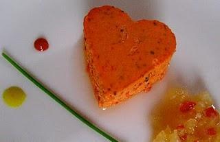 Mousse de thon sur Bavarois de poivrons et Sablé à l'origan, Glaçage sauce Créoline Mousse de thon sur Bavarois de poivrons et Sablé à l'origan, Glaçage sauce Créoline