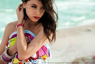 Louis Vuitton & Takashi Murakami créent Cosmic Blossom Collection avec Daisy Lowe !