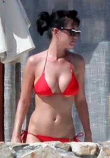 KATY PERRY PASSE AU ROUGE !