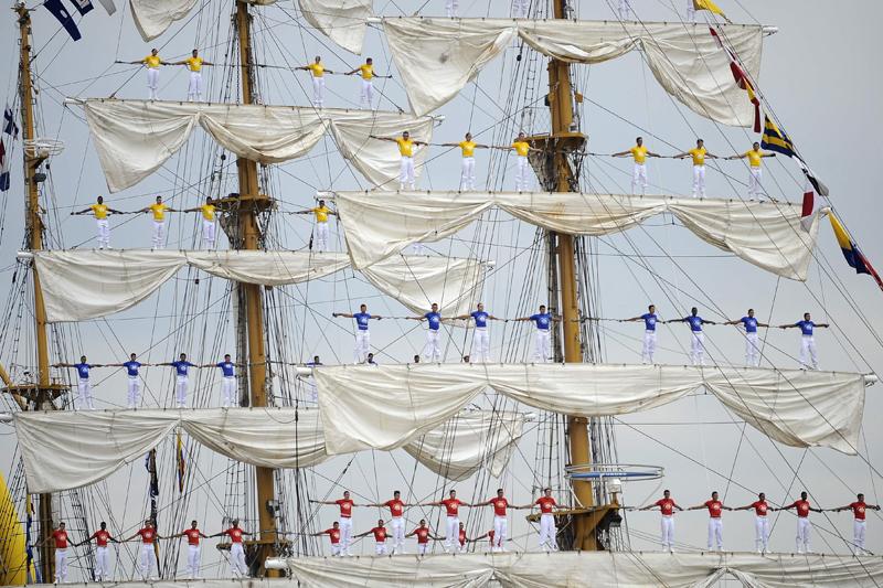 Ces marins portent les couleurs du drapeau colombien au moment de l’arrivée du trois-mâts Le Gloria au port de Guayaquil, Equateur, 7 mai 2010. 