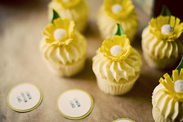 yellow_wedding_cupcakes1_0