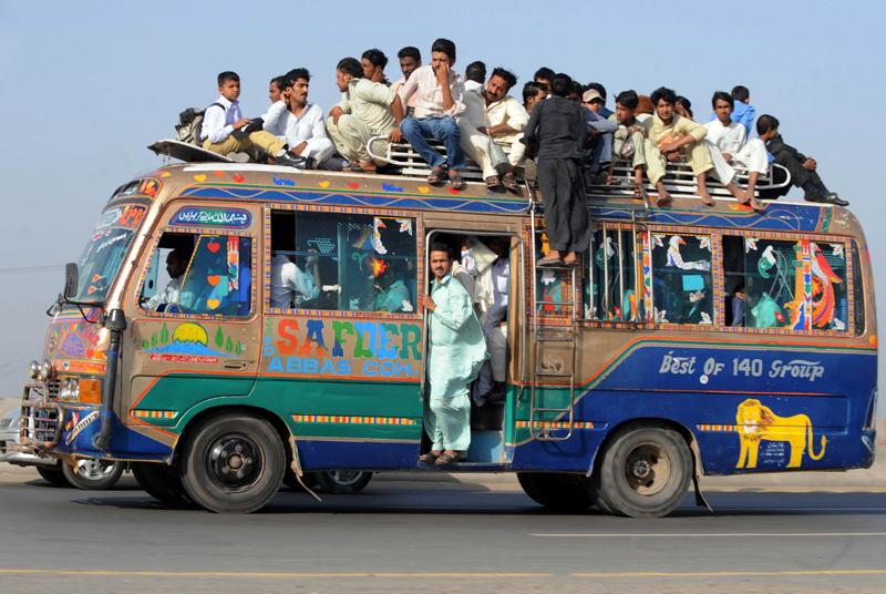 Lundi 10 mai, à Lahore au Pakistan, ce minibus surchargé transporte les habitants. 