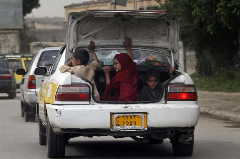 Lundi 10 mai près de Kaboul en Afghanistan, un taxi transporte de façon originale ses passagers. 