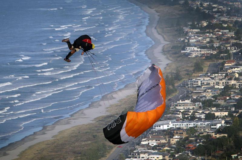 Dave Edwards, parachutiste dans l'armée de Grande-Bretagne, semble défier les lois de la pesanteur au-dessus de Maunganui, en Nouvelle Zélande. 