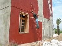 Quatre couches de protection et de peinture sur les murs de ma Villa