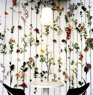 Un mur+des fleurs=une idée déco fleurie