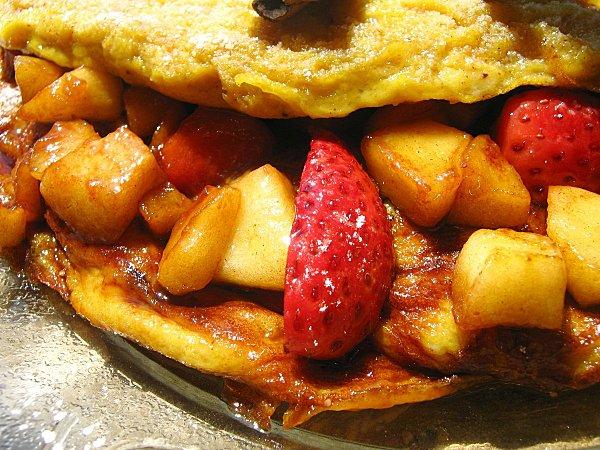Omelette Gourmande fourrée Fraises & Pommes à la Réglisse 