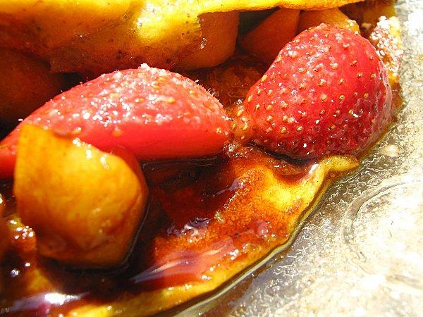 Omelette Gourmande fourrée Fraises & Pommes à la Réglisse 