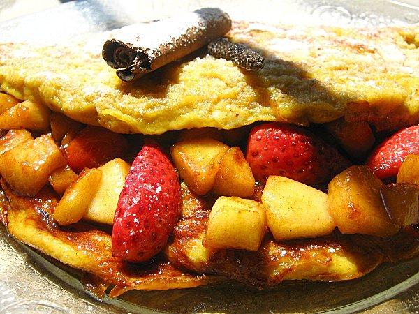Omelette Gourmande fourrée Fraises & Pommes à la Réglisse 