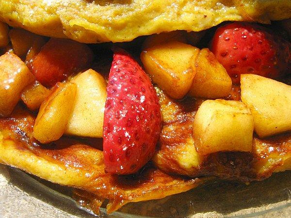 Omelette Gourmande fourrée Fraises & Pommes à la Réglisse 
