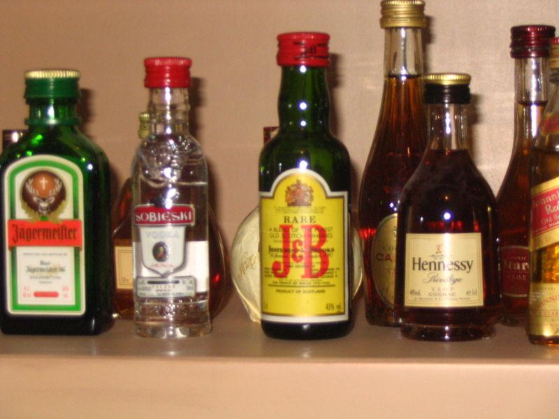 http://upload.wikimedia.org/wikipedia/commons/7/7a/Alcoholic_beverages.jpg