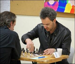 Echecs à Issy-les-Moulineaux : Alberto David avec les noirs face à Arnaud Payen - Photo © Krusti
