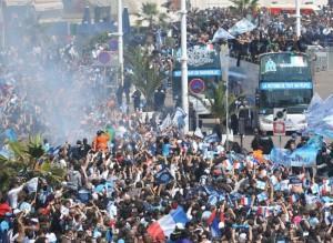 Marseille fait la fête et …un peu la guerre
