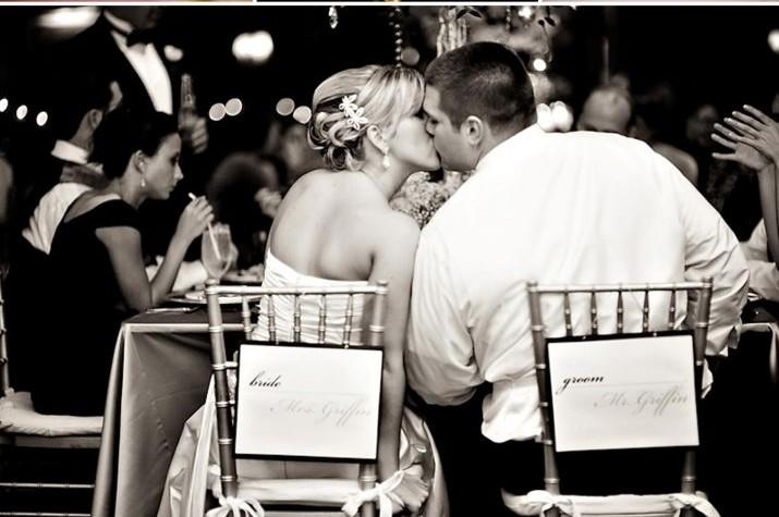 Vrai mariage noir blanc et violet luxueux