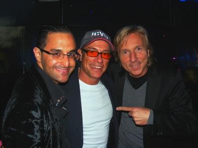 Arash Derambarsh ( à gauche) et Antoine Henriquet (à droite) avec Jean-Claude Van Damme  