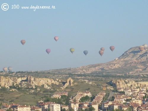 ballons dans la brume matinale.jpg
