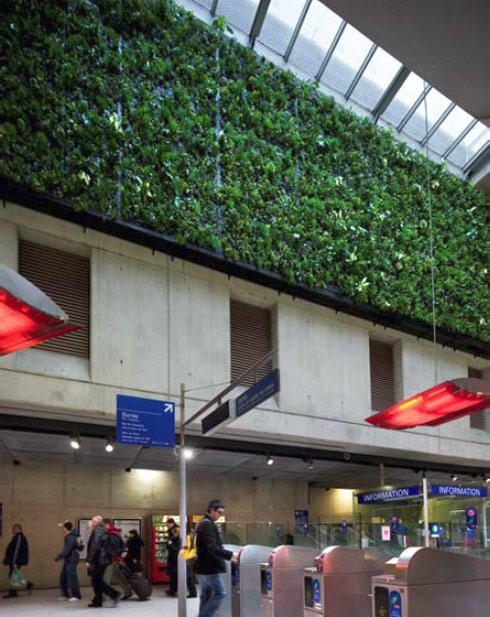 Paris : la SNCF inaugure le premier mur végétal dépolluant en espace clos du monde