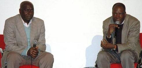 Félix Molloumba (à gauche) avait invité l'anthropologue Ferdinand Ezembe pour une conférence sur les Pygmées. - 