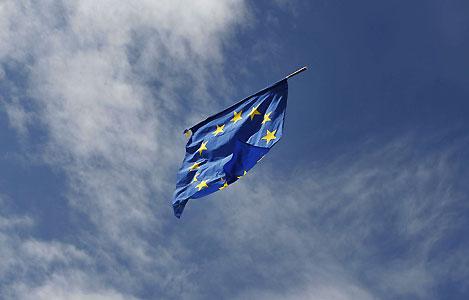 drapeau-europeen-menace-par-nuage-de-traders.1273889240.jpg