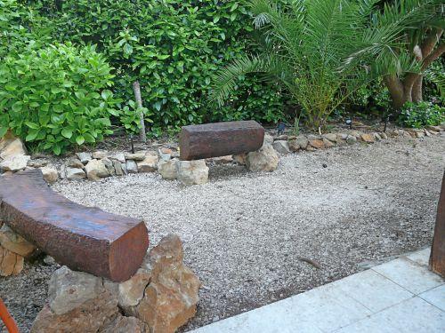 Les bancs réalisés à partir de pins maritimes...