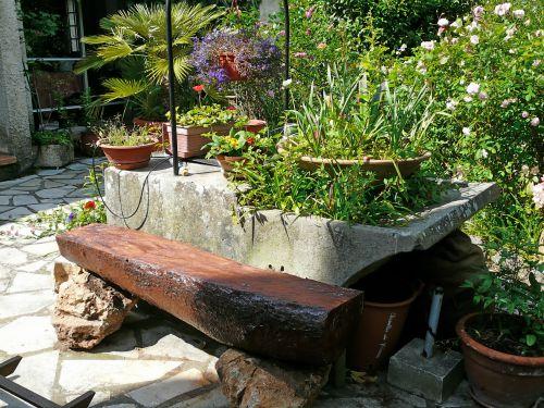 Les bancs réalisés à partir de pins maritimes...