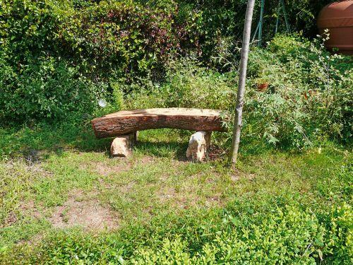 Les bancs réalisés à partir de pins maritimes...