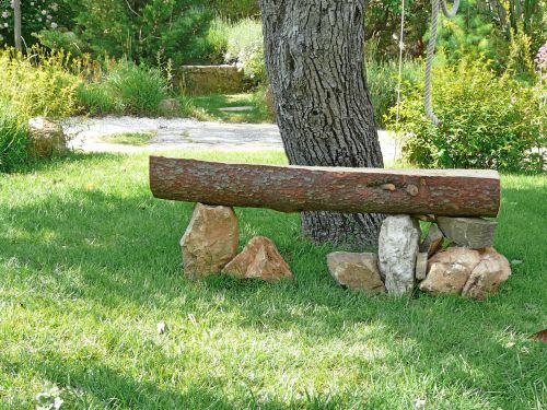 Les bancs réalisés à partir de pins maritimes...