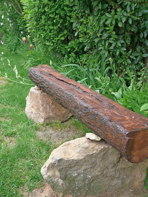 Les bancs réalisés à partir de pins maritimes...