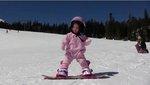 Marie, bébé fait snowboard video
