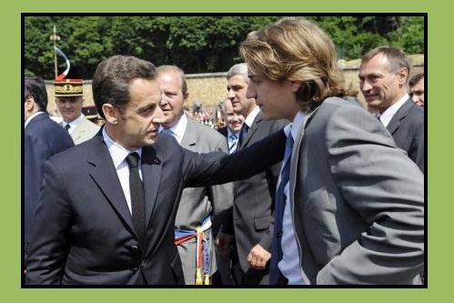 Sarkozy entre discrétion et discrédit.