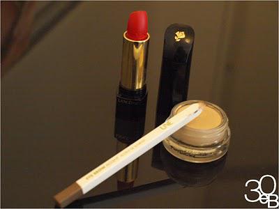 Maquillage minimaliste : du rouge sur lèvres et c’est tout!