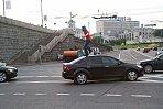 crazy_man_in_blue_pail_jumps_on_car_03.jpg