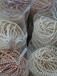 Enfiler des perles à Liwan