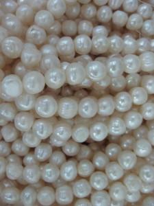 Enfiler des perles à Liwan