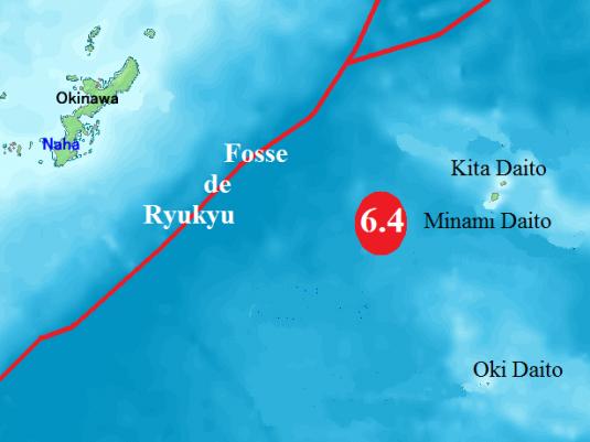 Séisme sous-marin destructeur générant un tsunami frappant les côtes de l'archipel japonais Daito et l'île Okinawa