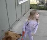 vidéo chien laisse fille go faceplant